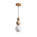 Lampa Wisząca Kula z Jasną Drewnianą Podsufitką Oświetlenie Japandi i Wabi-Sabi