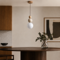Lampa Wisząca Kula z Jasną Drewnianą Podsufitką Oświetlenie Japandi i Wabi-Sabi