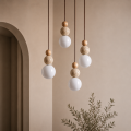 Lampa Wisząca Kula z Jasną Drewnianą Podsufitką Oświetlenie Japandi i Wabi-Sabi