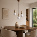 Lampa Wisząca Kula z Jasną Drewnianą Podsufitką Oświetlenie Japandi i Wabi-Sabi